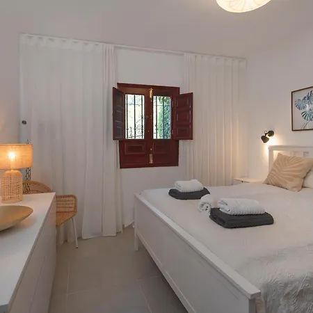 Oasis De Capistrano, Calle Palmas 24 B *